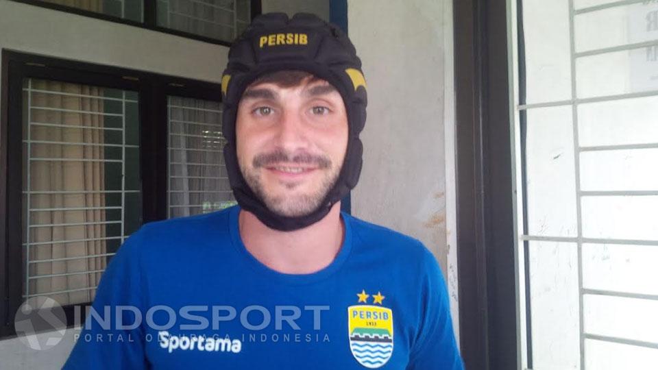 Gelandang Persib Bandung, Robertino Pugliara menggunakan pelindung kepala. - INDOSPORT